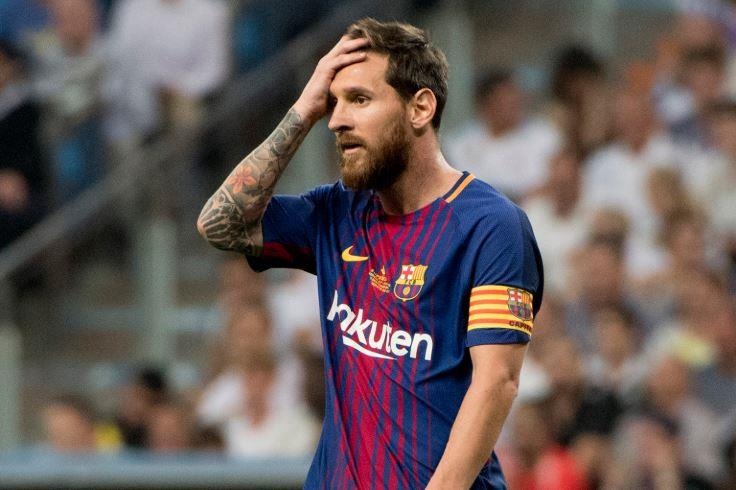 Hon 4.000 nguoi ky ten doi UEFA treo gio Messi hinh anh