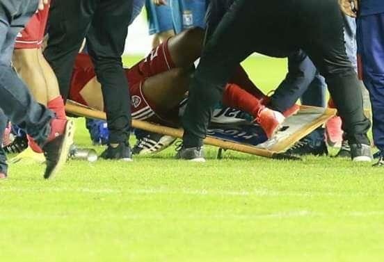 Cau thu gay doi chan sau cu dap tu doi thu hinh anh