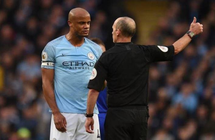 CDV Liverpool: 'Kompany le ra da nhan the do truoc khi ghi ban' hinh anh
