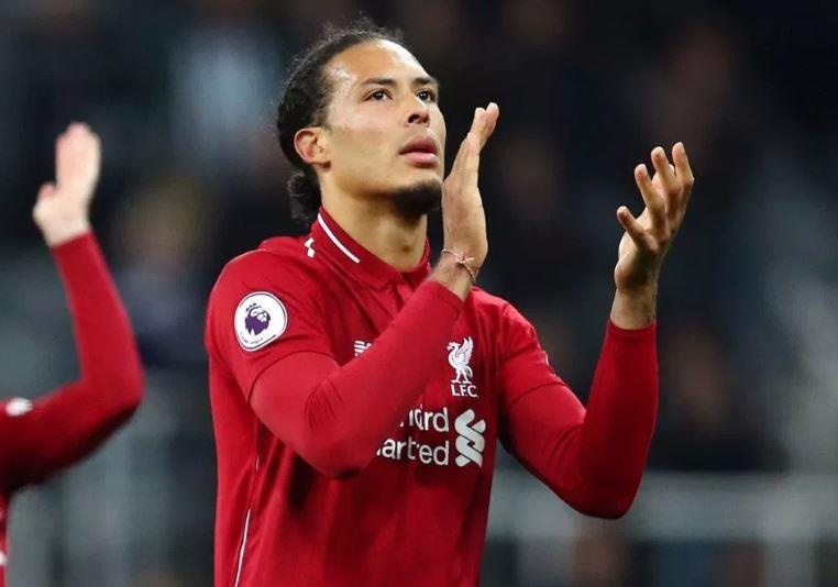 Liverpool co nguy co mat not Van Dijk o tran tai dau Barca hinh anh