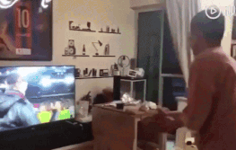 Fan Barca dap TV sau tran thua Liverpool hinh anh