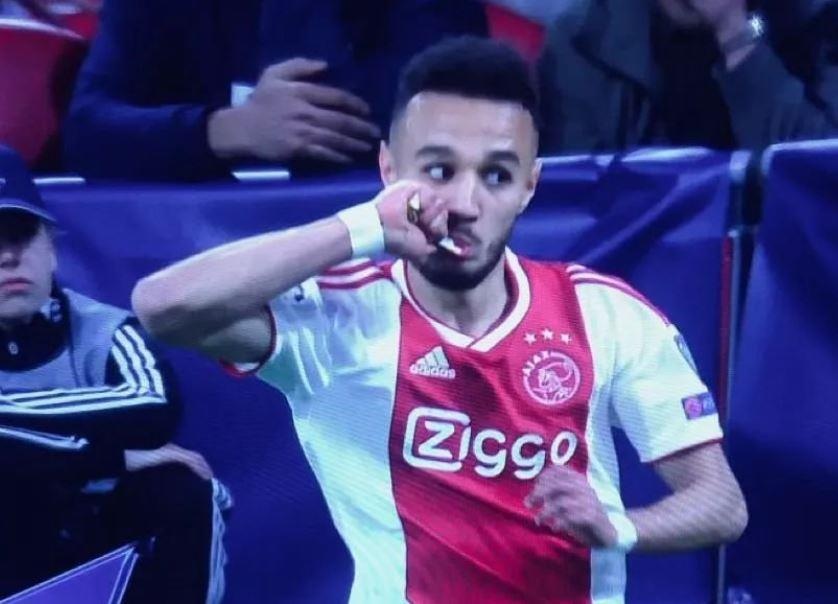 Cau thu Ajax nap nang luong tren san anh 1