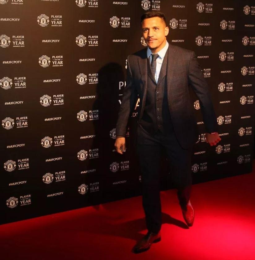 Pogba ra mat ban gai anh 10