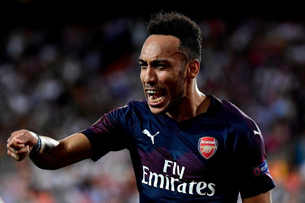 Nữ phóng viên choáng váng vì bóng rơi vào đầu ảnh 2 Nu phong vien choang vang vi bong roi vao dau anh 2