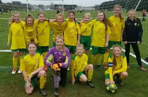 Doi U12 nu vo dich giai nam cung thanh tich bat bai hinh anh