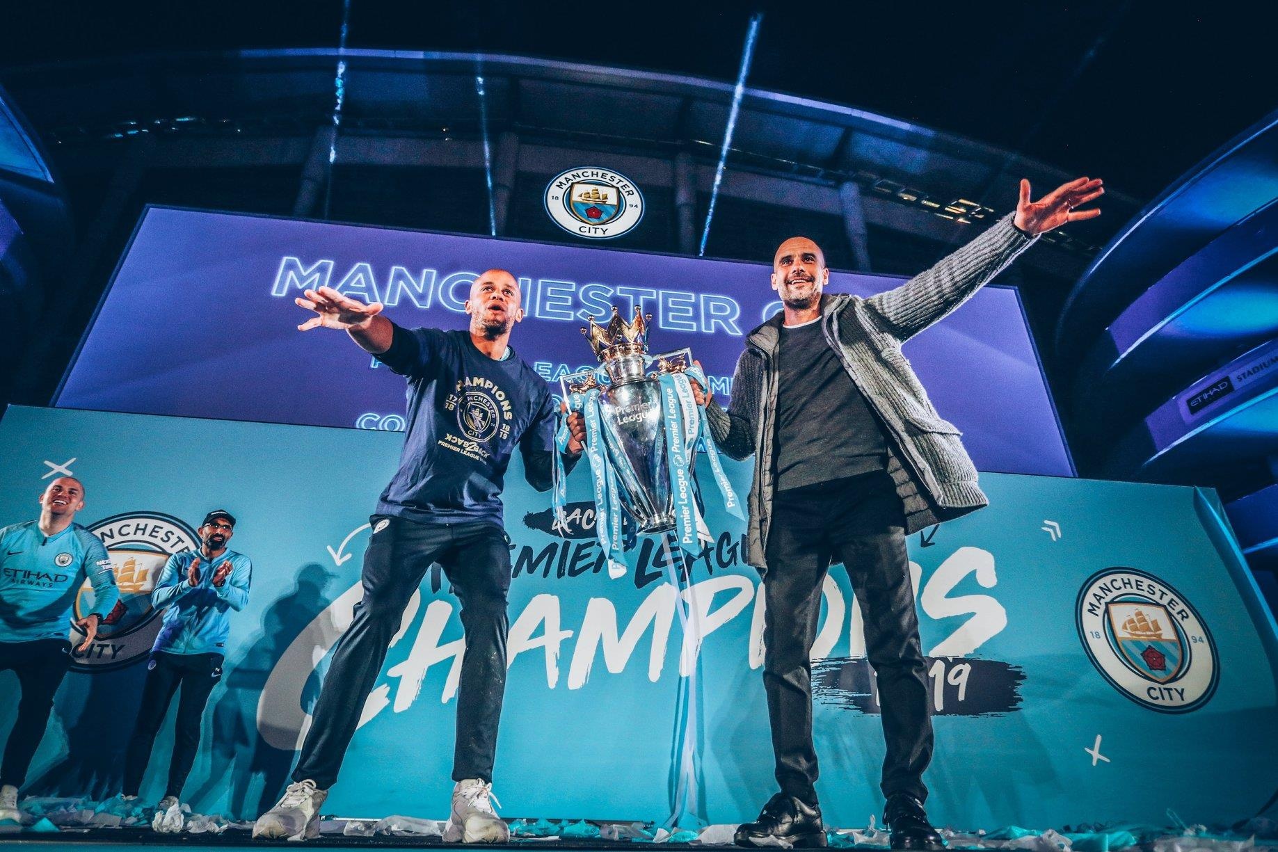 Man City an mung chuc vo dich anh 2