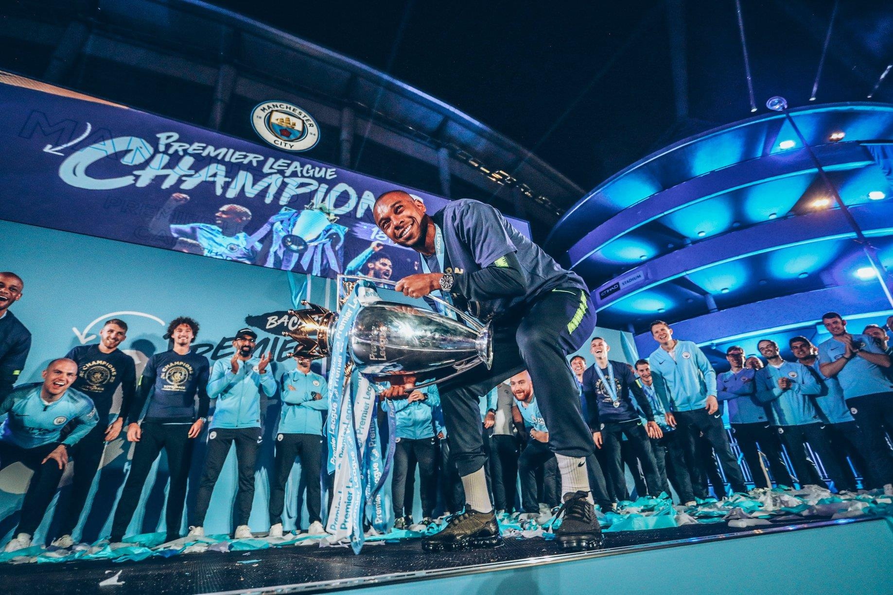 Man City an mung chuc vo dich anh 5