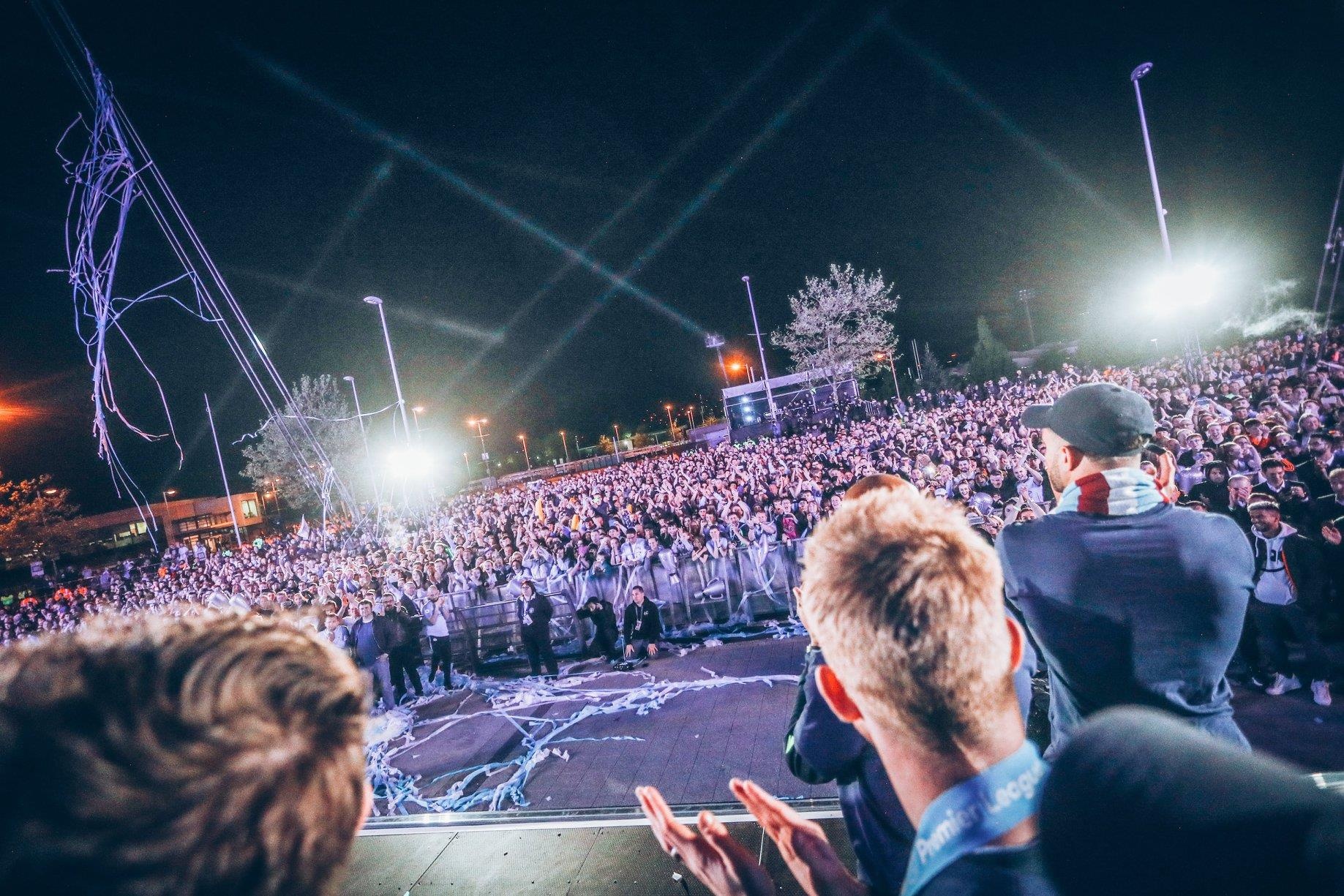 Man City an mung chuc vo dich anh 9