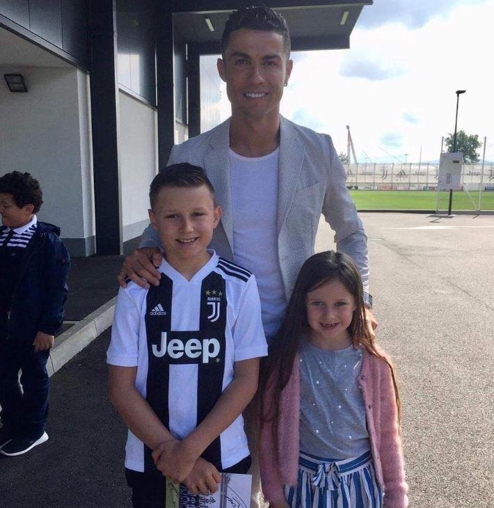 Nghia cu cua Ronaldo voi cau be u nao anh 1