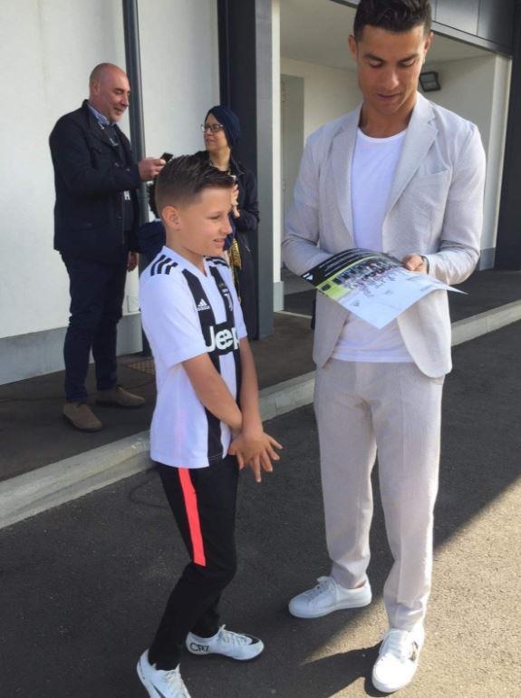 Nghia cu cua Ronaldo voi cau be u nao anh 2