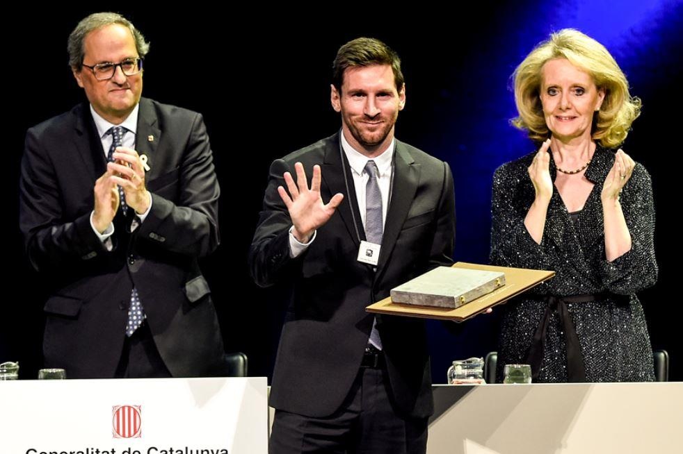 Messi nhan giai thuong dan su anh 1