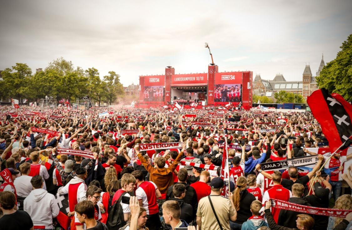 Ajax an mung chuc vo dich anh 11