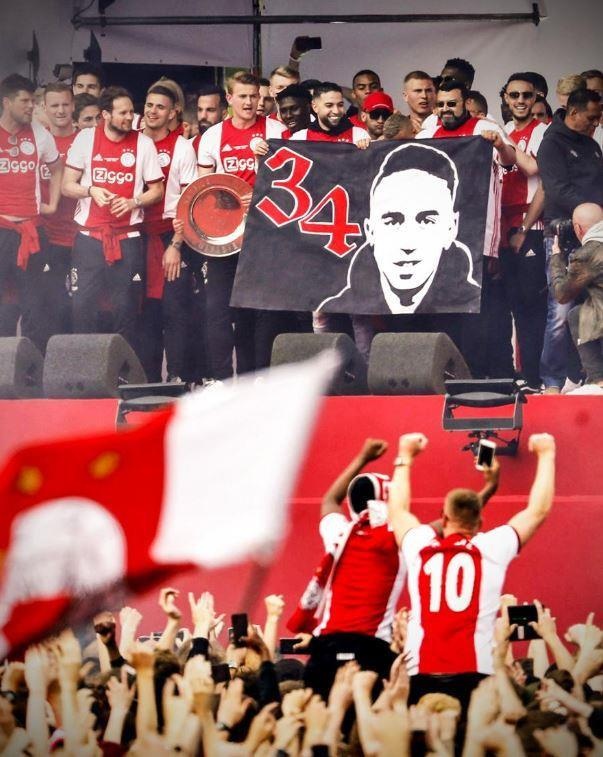 Ajax an mung chuc vo dich anh 2