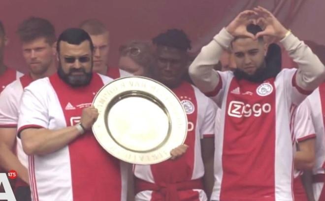 Ajax an mung chuc vo dich anh 3