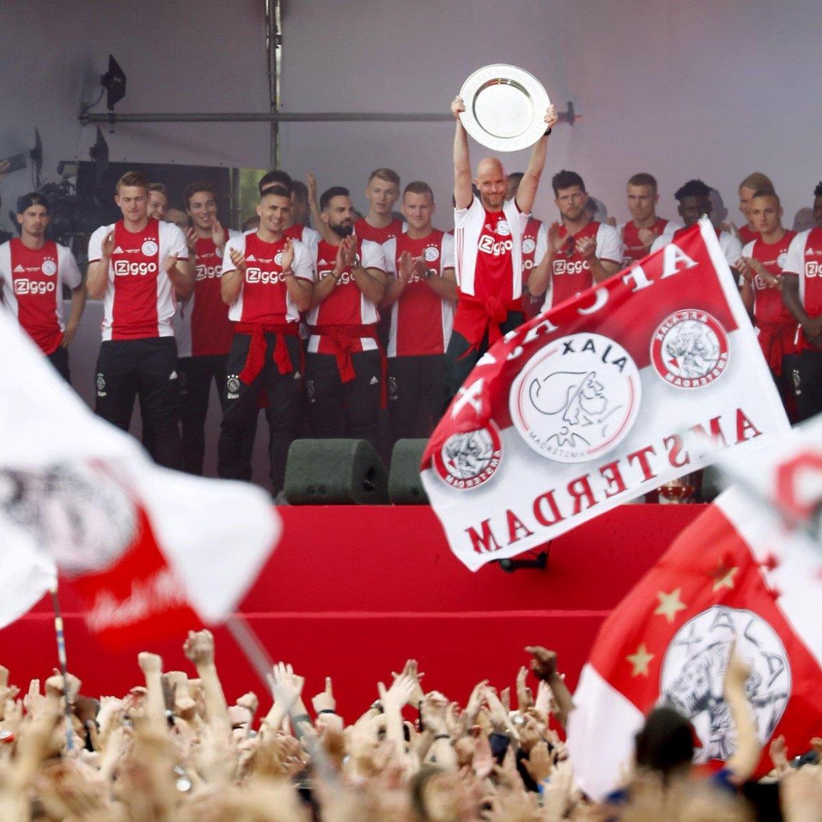 Ajax an mung chuc vo dich anh 1