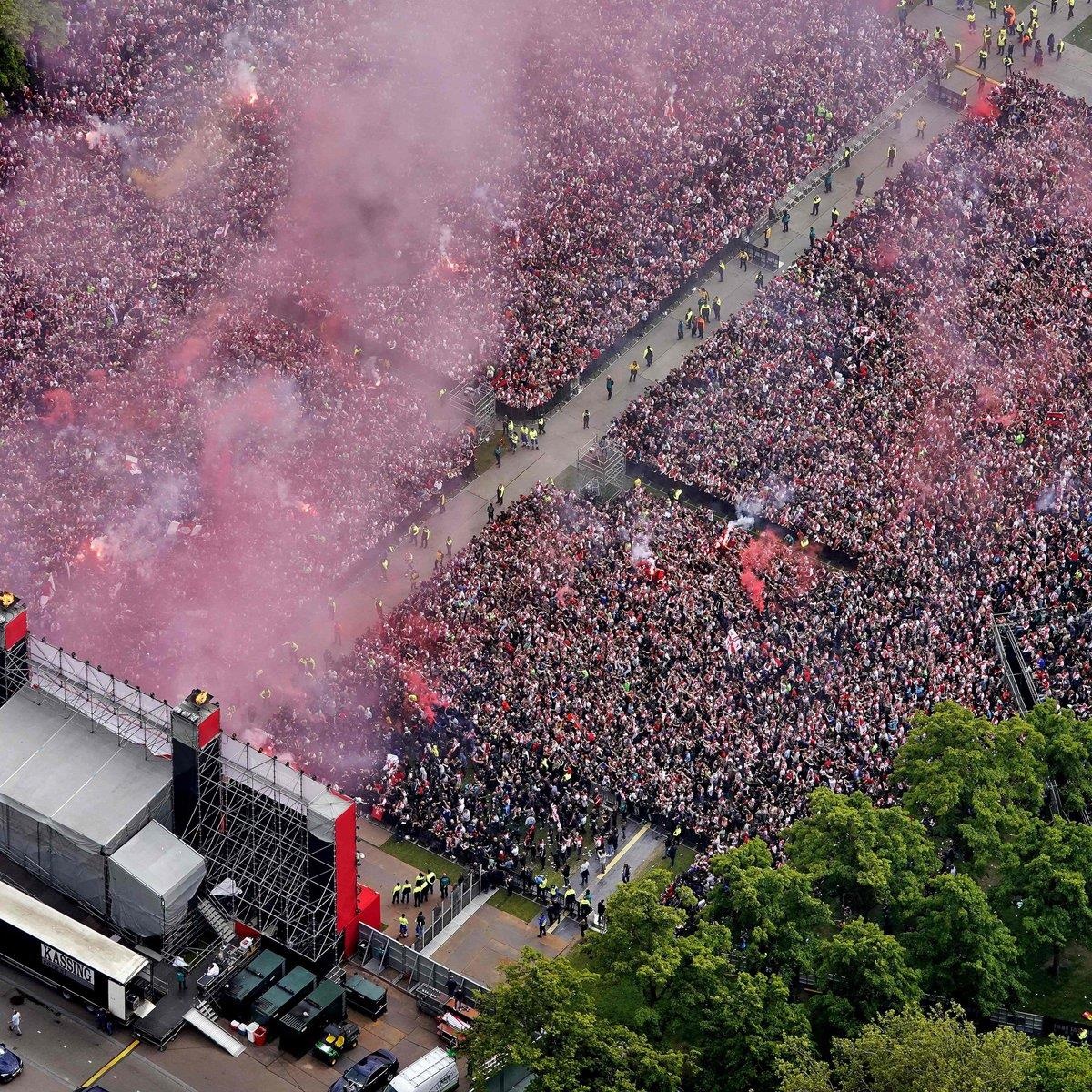 Ajax an mung chuc vo dich anh 7