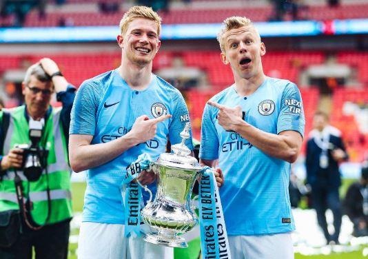 De Bruyne rang ro ben 'ban sao' trong le mung vo dich FA Cup hinh anh