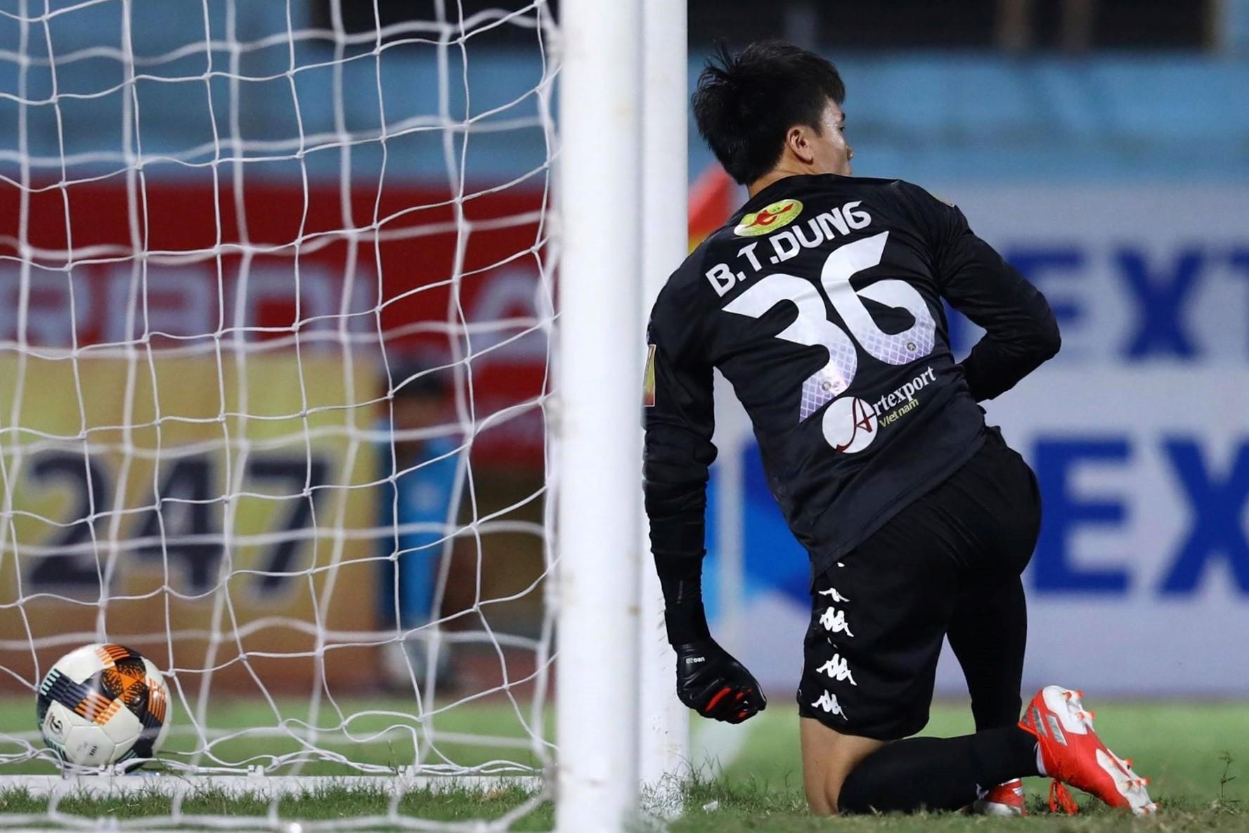 Tinh huong Bui Tien Dung bi cau thu Da Nang danh lua tren cham da phat hinh anh