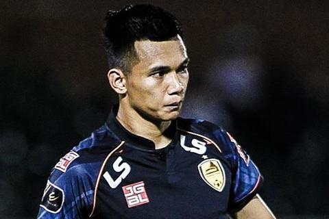 Fan quoc te cham choc pha cau gio tai hai cua thu mon V.League hinh anh