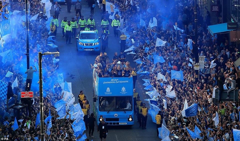 Man City rước cúp ảnh 4 Man City ruoc cup anh 4