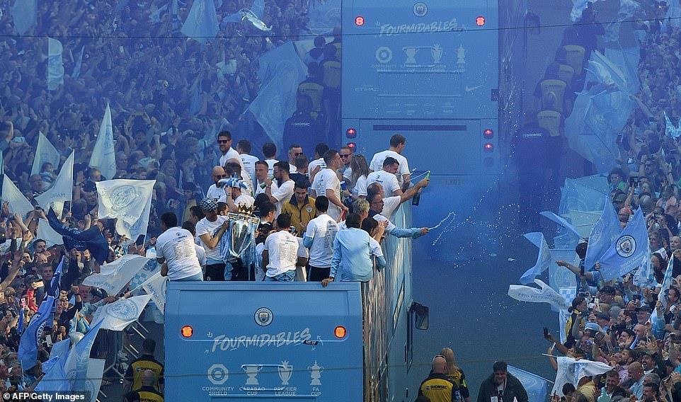 Man City rước cúp ảnh 9 Man City ruoc cup anh 9