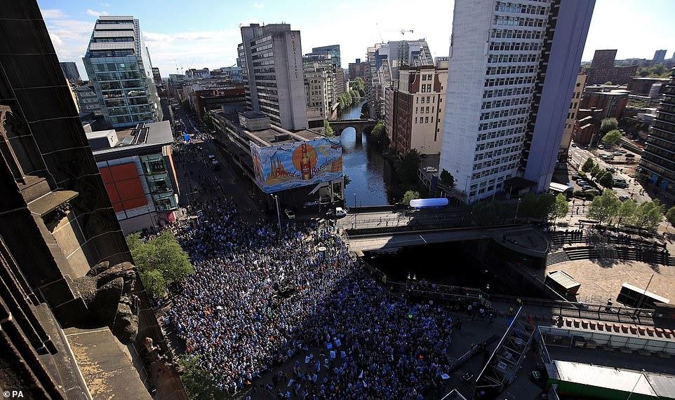 Man City rước cúp ảnh 10 Man City ruoc cup anh 10