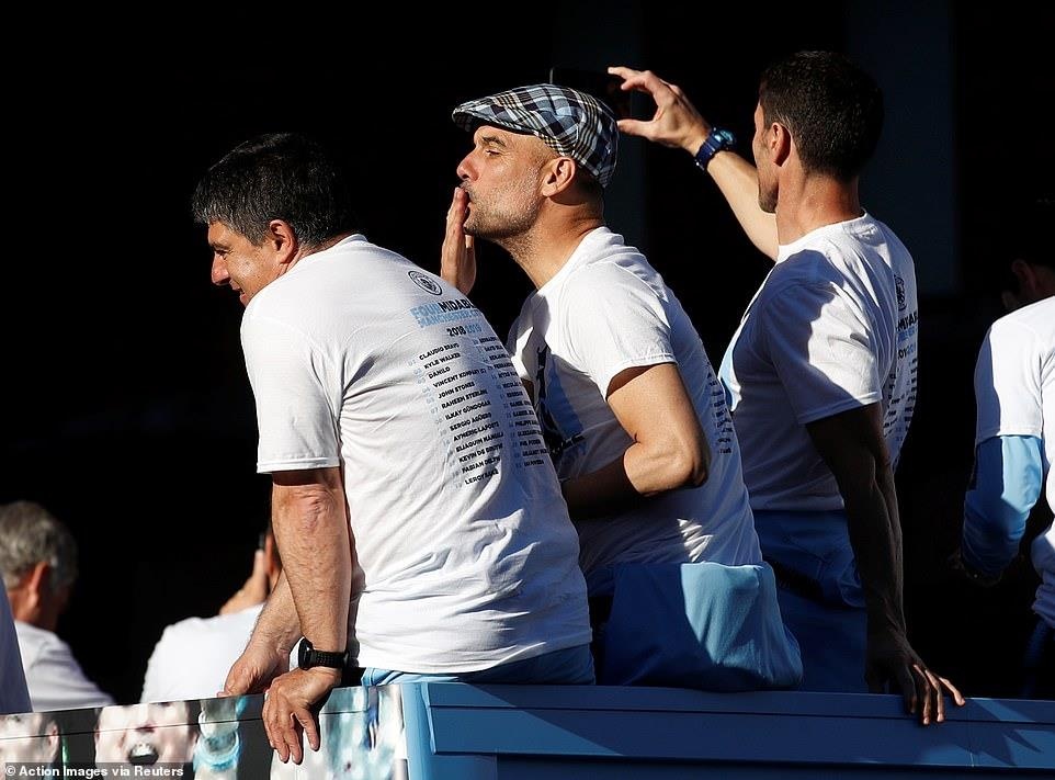 Man City ruoc cup anh 6