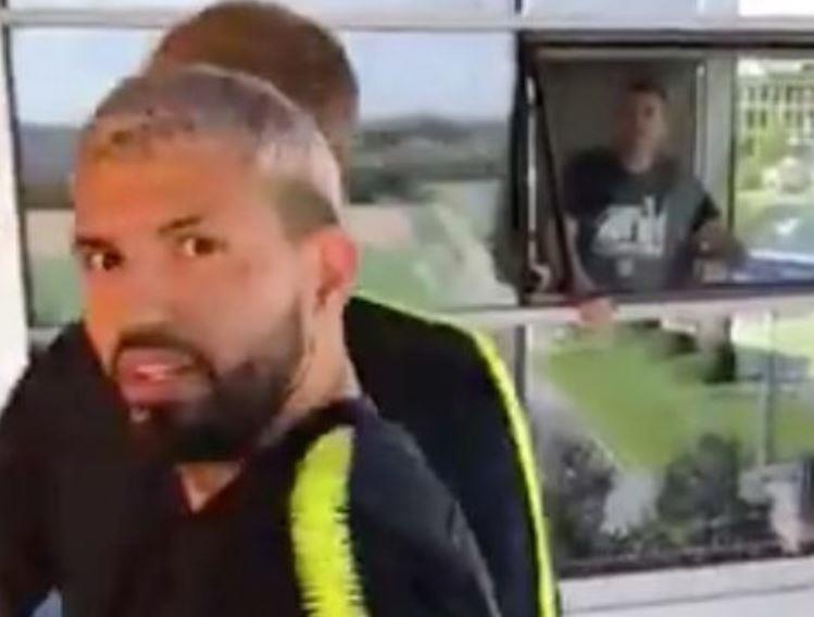 Aguero bi choi kham bang chiec cup Premier League gia hinh anh