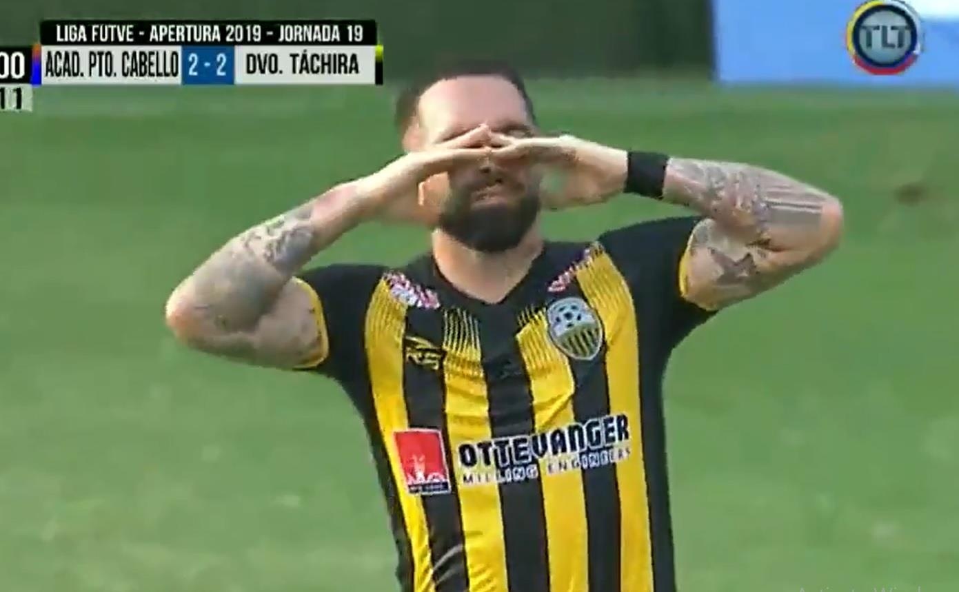 Cau thu khoc khi ghi ban loai doi bong cua bo hinh anh