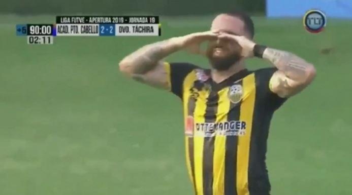 Cau thu khoc khi ghi ban loai doi cua bo hinh anh