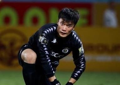 Bui Tien Dung 2 lan chon chan trong tran thua cua CLB Ha Noi hinh anh