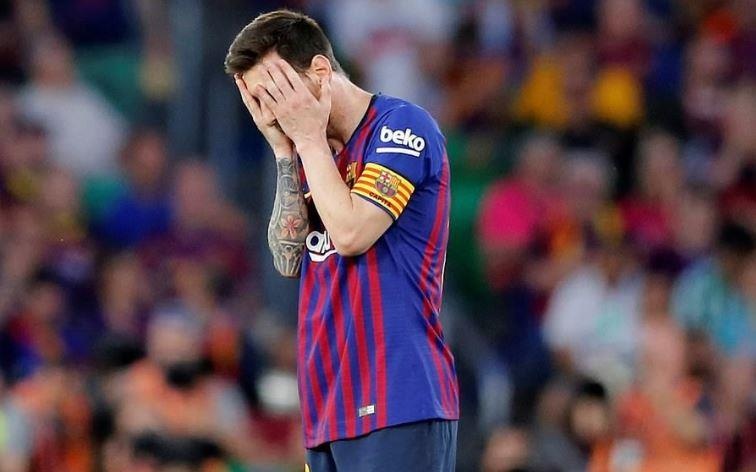 Messi cui dau trong ngay Barca tan giac mo lap cu dup danh hieu hinh anh