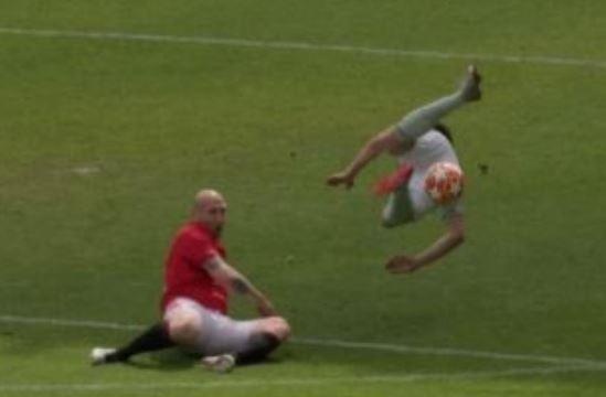 CDV MU soi suc voi pha xoac bong 'tung nguoi' doi thu cua Jaap Stam hinh anh