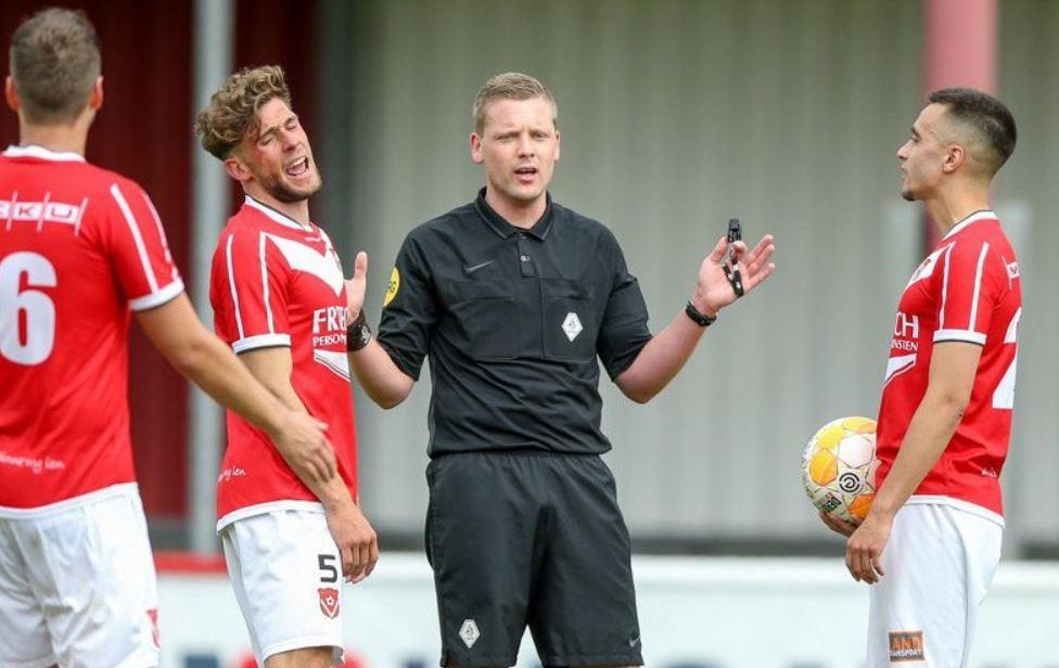 Trong tai ghi ban hai huoc o giai Ha Lan hinh anh