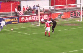 Trong tai ghi ban hai huoc trong tran dau tai Ha Lan hinh anh