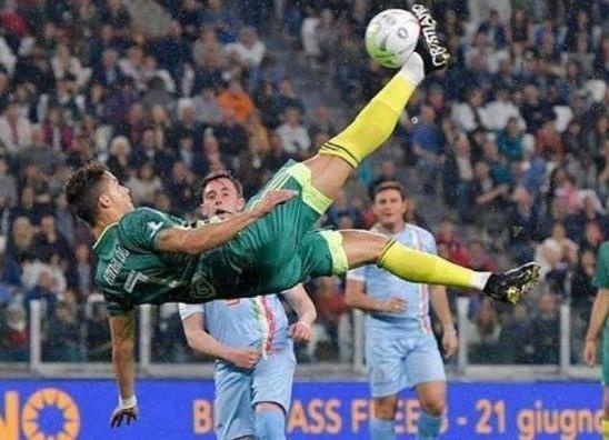 Ronaldo gay ngo ngang voi ky thuat 'xe dap chong nguoc' hinh anh