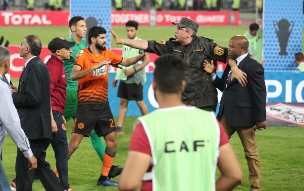 CDV bi danh hoi dong vi vao san khieu khich doi thua cuoc hinh anh