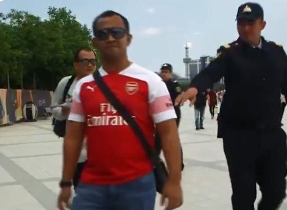 CDV Arsenal bi canh sat chan lai vi mac ao in ten Mkhitaryan hinh anh