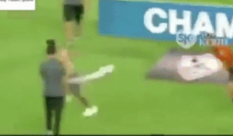 Vao san khieu khich, CDV bi cau thu danh hoi dong hinh anh