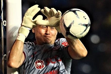 Dang Van Lam co tran giu sach luoi truoc them King's Cup hinh anh