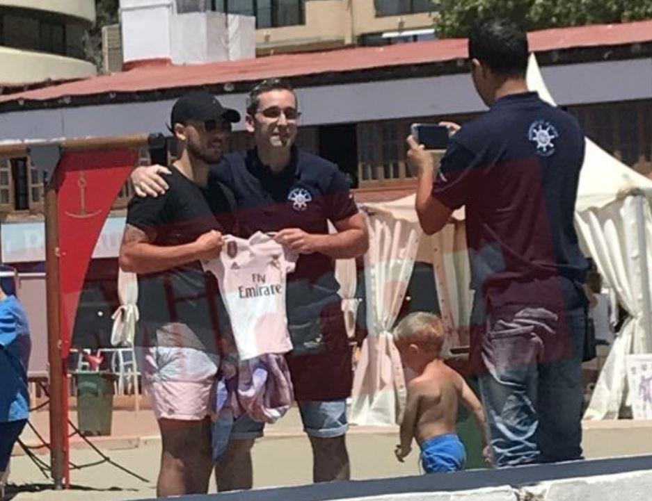 Hazard cam ao dau Real anh 1