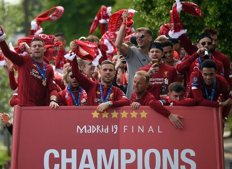 Thay tro HLV Juergen Klopp rang ro trong le ruoc cup cung CDV hinh anh