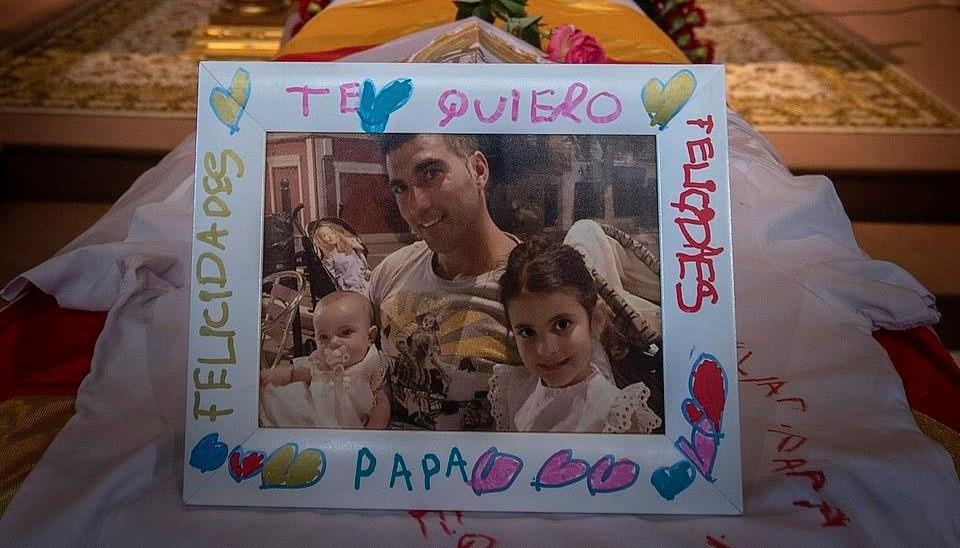 Nguoi than dua Reyes ngam nhin que huong lan cuoi hinh anh