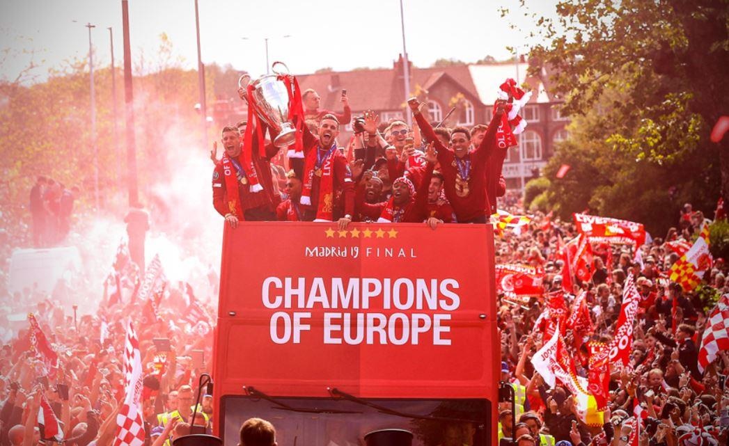 Bien nguoi nhuom do Liverpool trong le ruoc cup cua thay tro Klopp hinh anh