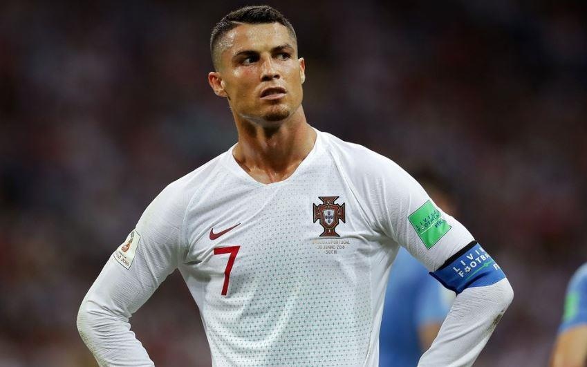 Ronaldo kho chiu voi dong doi khi hut giai cau thu hay nhat hinh anh