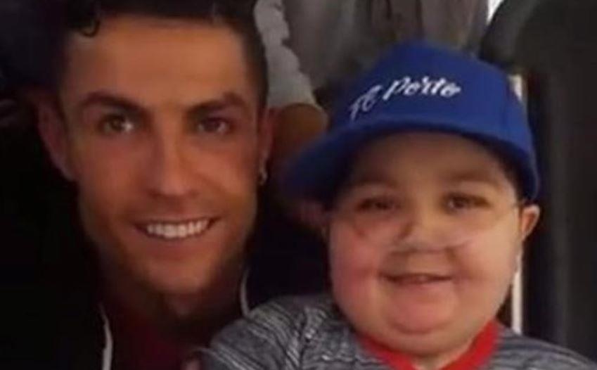 Ronaldo dung xe buyt de dap lai tinh cam CDV nhi hinh anh