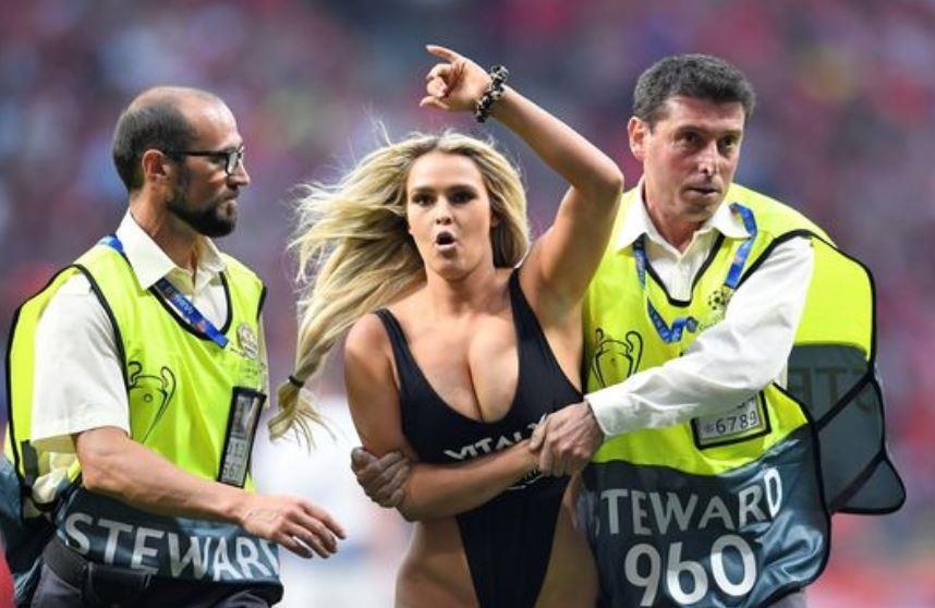 Nu CDV tiet lo duoc nhieu cau thu Liverpool nhan tin tan tinh hinh anh