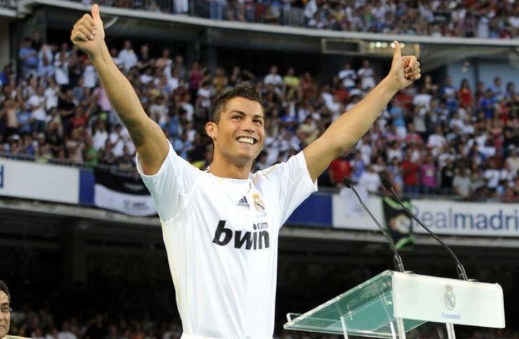 10 le ra mat cau thu an tuong nhat lich su bong da hinh anh