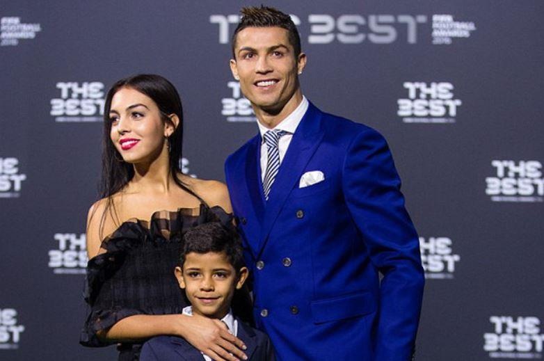 Ramos khong moi Ronaldo du tiec cuoi hinh anh