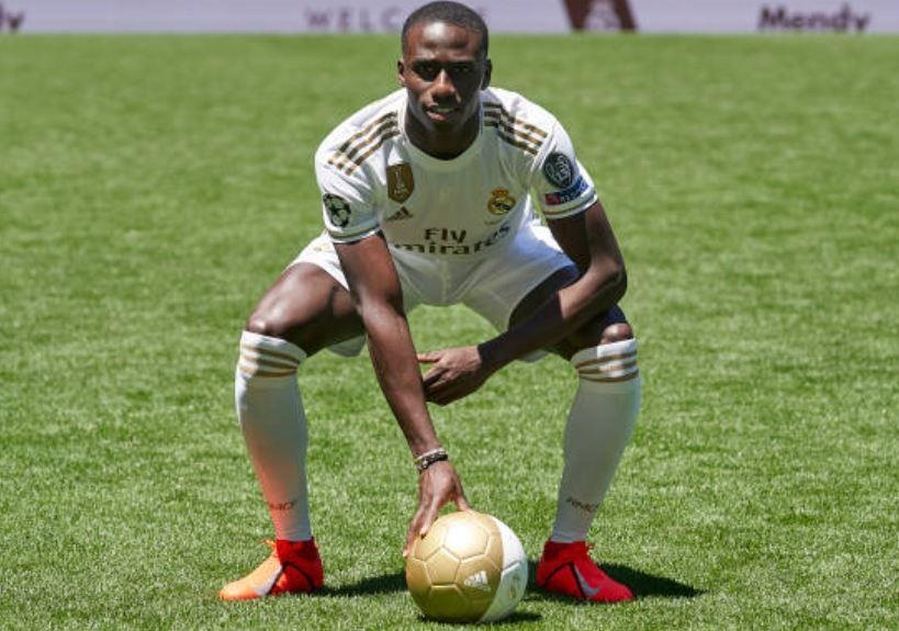 Tan binh Real tang bong hong khi ra mat tai san Bernabeu hinh anh